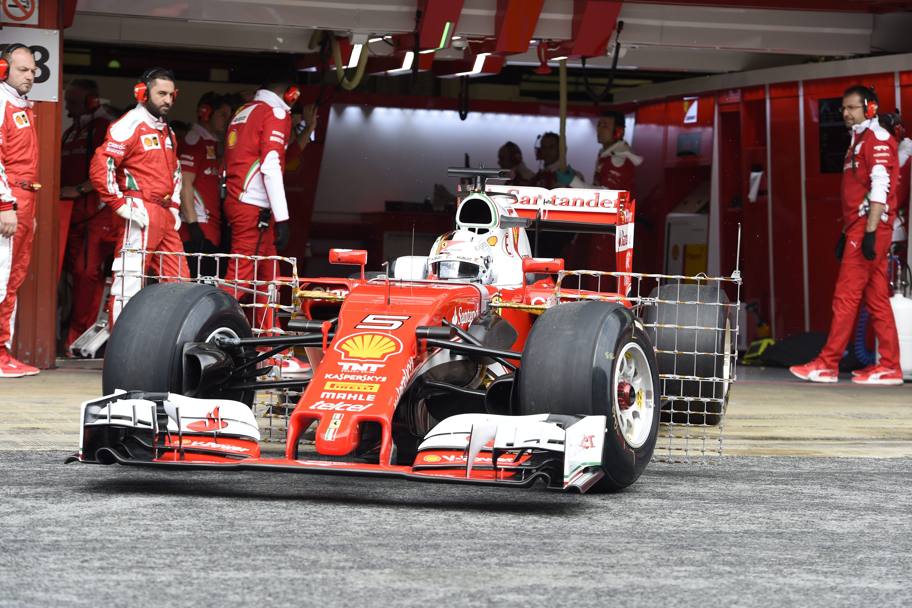 Sebastian Vettel esce dai box di Montmelo con la Ferrari SF16-H: comincia ufficialmente la stagione 2016 del Cavallino. Colombo
